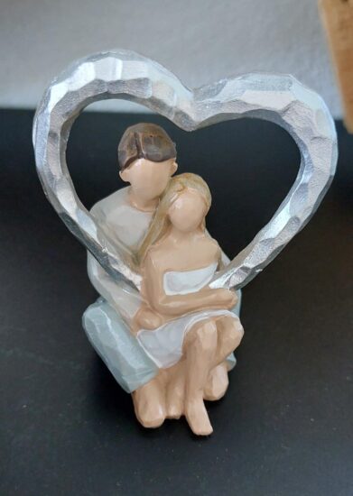 Beeldje zittend paar met zilver hart