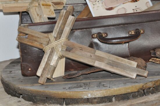 Houten kruis Authentiek Donker S