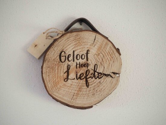 Boomschijf met leren band "Geloof, Hoop, Liefde"