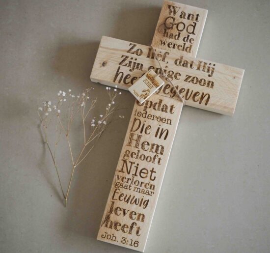 Houten Kruis "Want God had de wereld zo lief.." M Blank