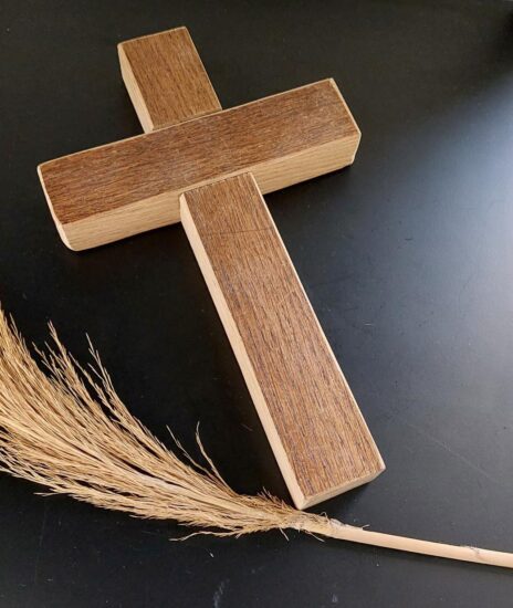 Kruis van eiken kerkbank