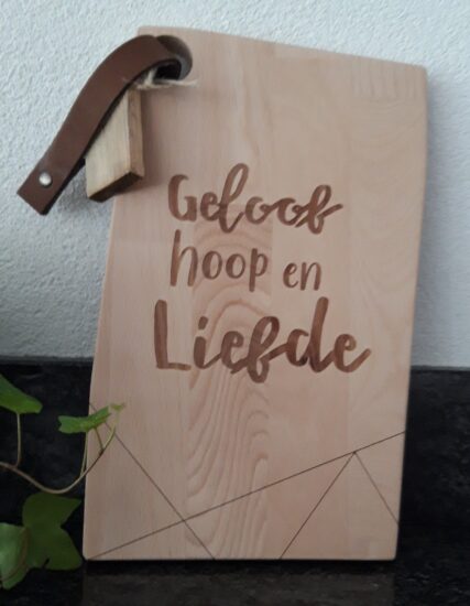 Snijplank Nordic "Geloof, hoop, liefde."
