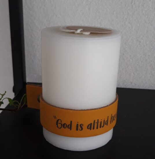Stompkaars H&L met Leren band Oker - God is altijd heel dicht bij je