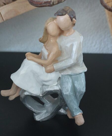 Beeldje zittend paar op zilver hart