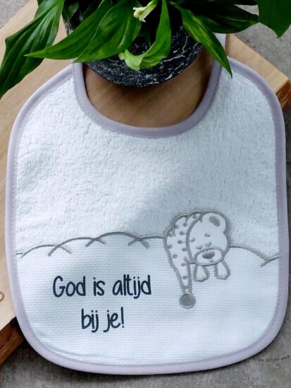 Baby slabbetje beer, God is altijd bij je!