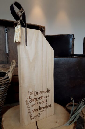 Snijplank met leren lus "Een drievoudig snoer.."