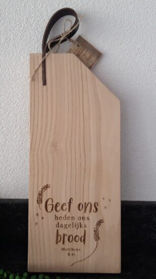 Snijplank met leren lus "Geef ons heden ons dagelijks brood" versie 2