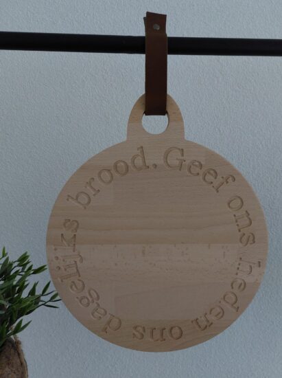 Broodplank rond met leren lus, Geef ons heden ons dagelijks brood
