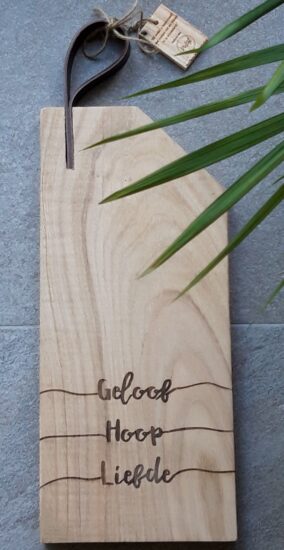 Snijplank met leren lus "Geloof, hoop, liefde."