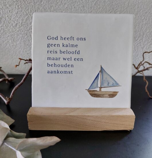 Rustieke tegel wit - God heeft ons geen kalme reis.. (incl. houder)