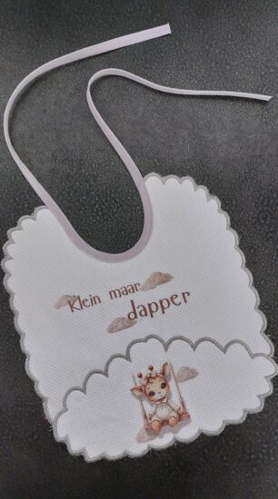 Baby slabbetje giraf, klein maar dapper