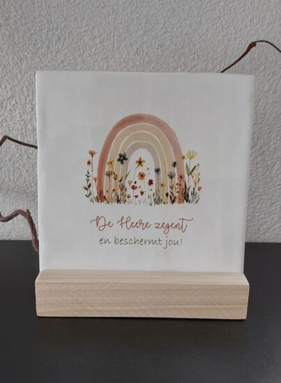 Rustieke tegel wit -De Heere zegent - regenboog/bloem (incl. houder)