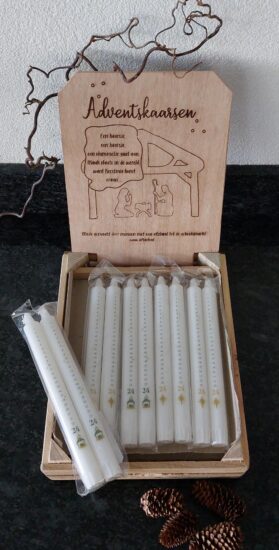 Advents Dinerkaarsen 20 sets met gratis houten display (verkoopprijs € 3,75 per stuk/ € 7,50 per set)