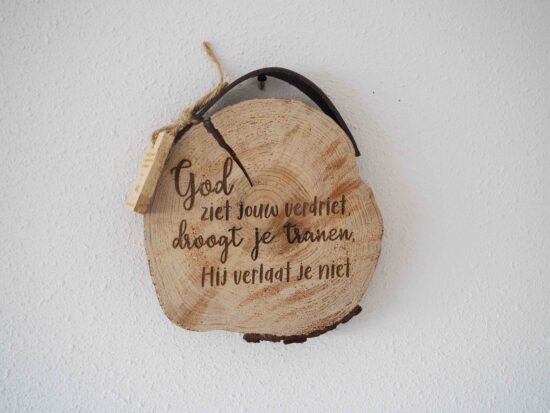 Boomschijf met leren band "God ziet jouw verdriet"