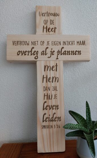 Houten Kruis Vertrouw op de Heer M Blank
