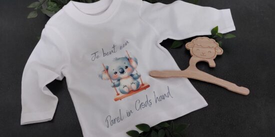 Little ones by Jiftach - babyshirt Je bent een parel in Gods hand (incl. kledinghanger)
